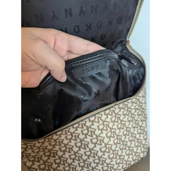 DKNY Bradee Signature Backpack Bag Flap Closure Logo Pattern Beige Original - Picture 8 of 9